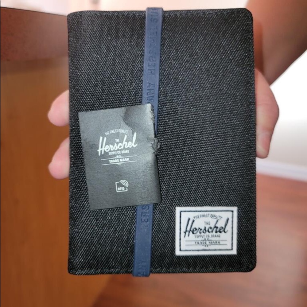 Herschel supply company passport wallet